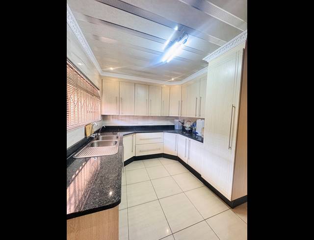 4 BEDROOM FREESTANDING SOLD IN DIE HEUWEL